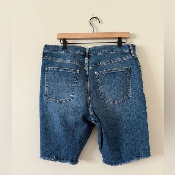 GAP 9" High Rise Bermuda Shorts in Medium Wash - Size 16 - Picture 3 of 5